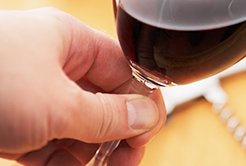 Como segurar a taça de vinho?