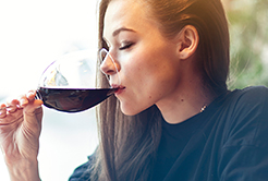 Descubra como saborear uma boa taça de vinho